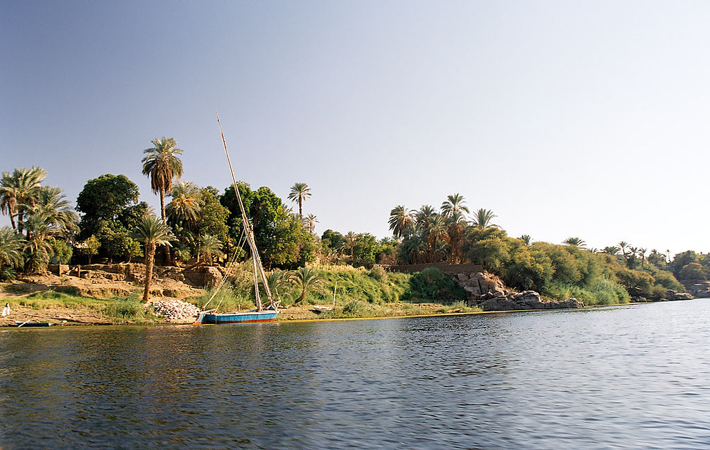 1024px-Aswan_Elephantine_west_bank_Egypt_Oct_2004
