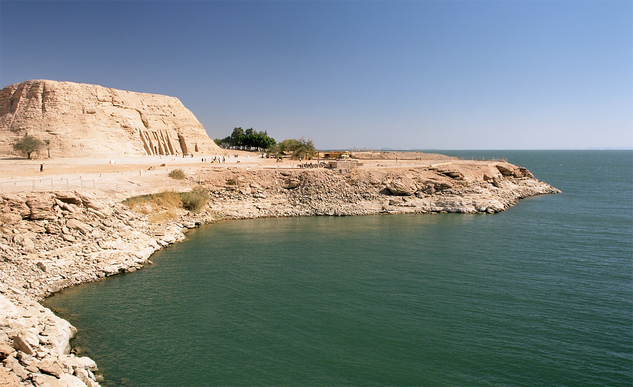 abu_simbel_nefertari_temple_lake_nasser_egypt_oct_2004